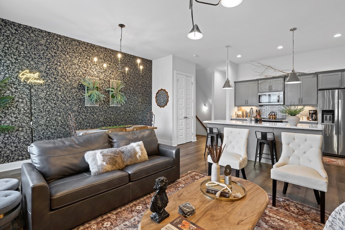 The Speakeasy (Rooftop HOT TUB!) gallery image 2