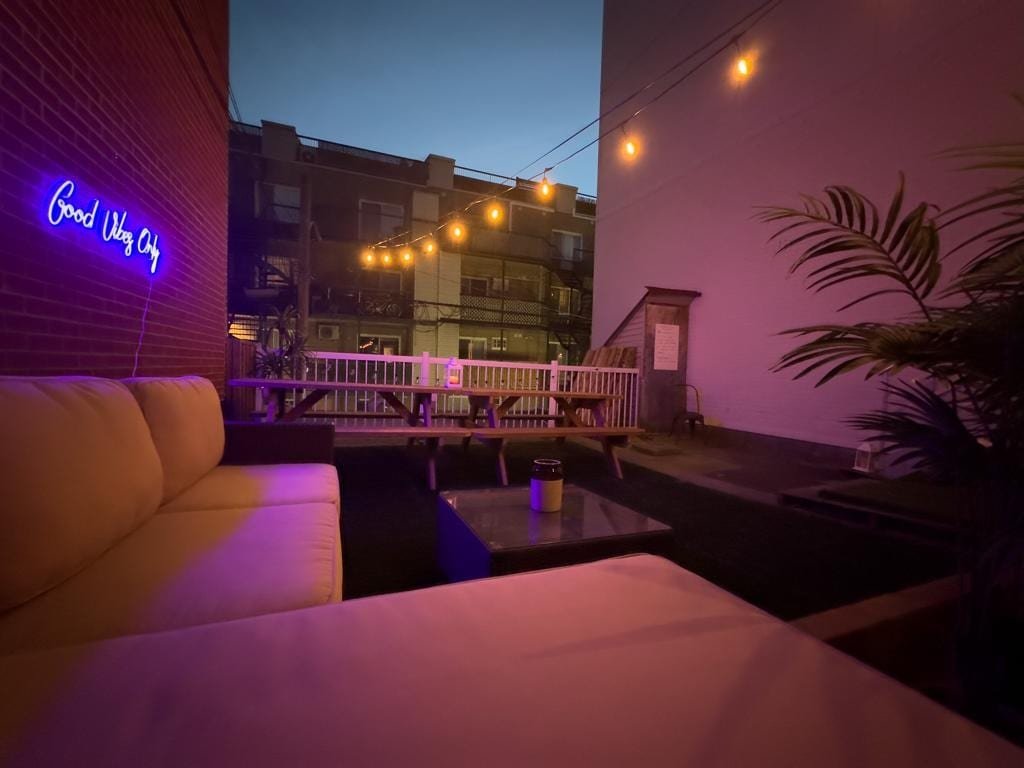 Stylish 5BR – Patio – Top Location- sleeps 17 gallery image 5