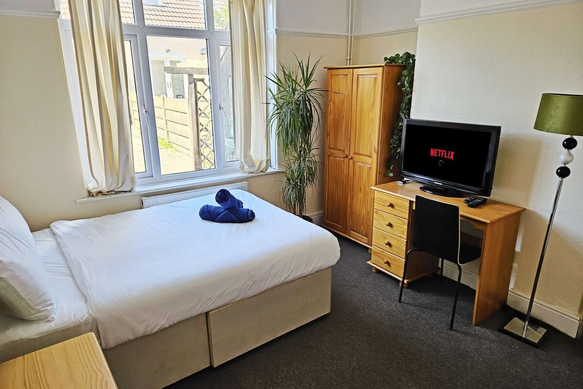 4-Bed Fast WiFi, Self Check-In, Parking nr UWE gallery image 5