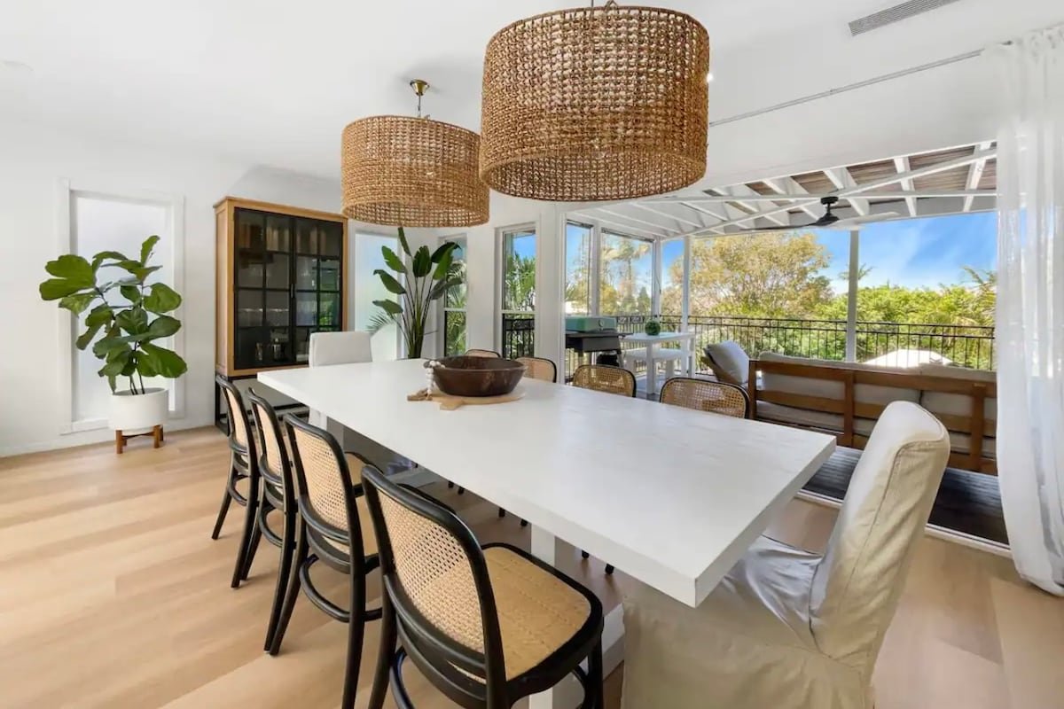 Luxury 4BD Retreat with Pool – 400m to Beach gallery image 4