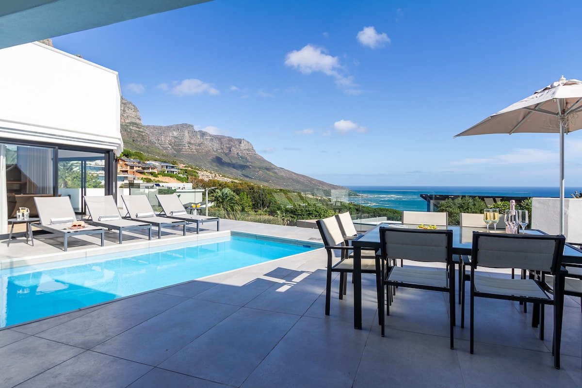 Stunning Villa With Ocean & Mountain Views gallery image 2