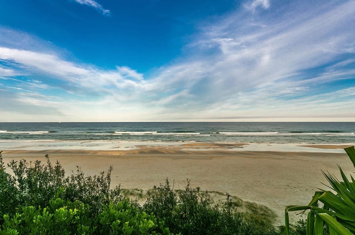 Beachfront Resort-Style Escape gallery image 3