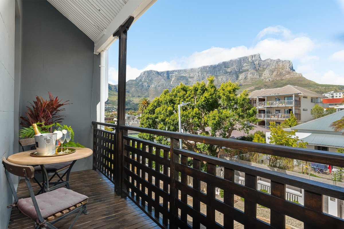 Hot jacuzzi spa in city bowl gem with mtn views gallery image 3