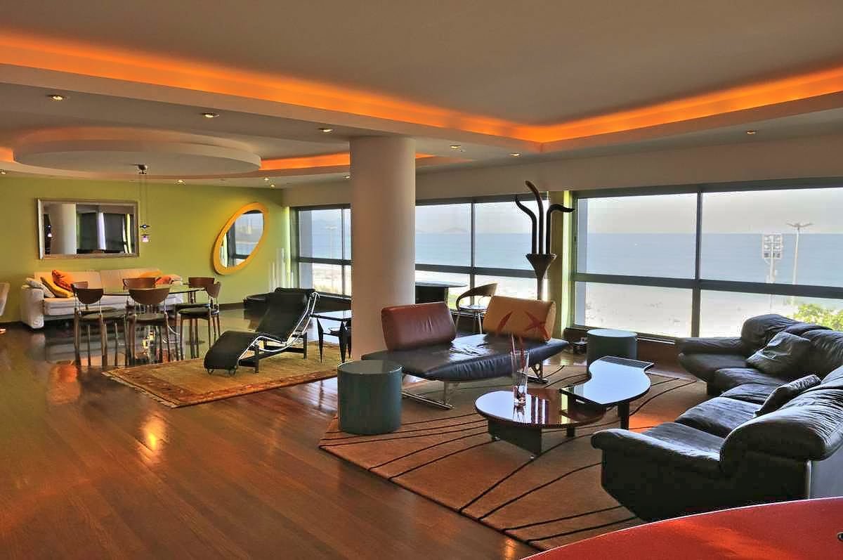 Front Beach 4-Bedroom Apartment gallery image 2