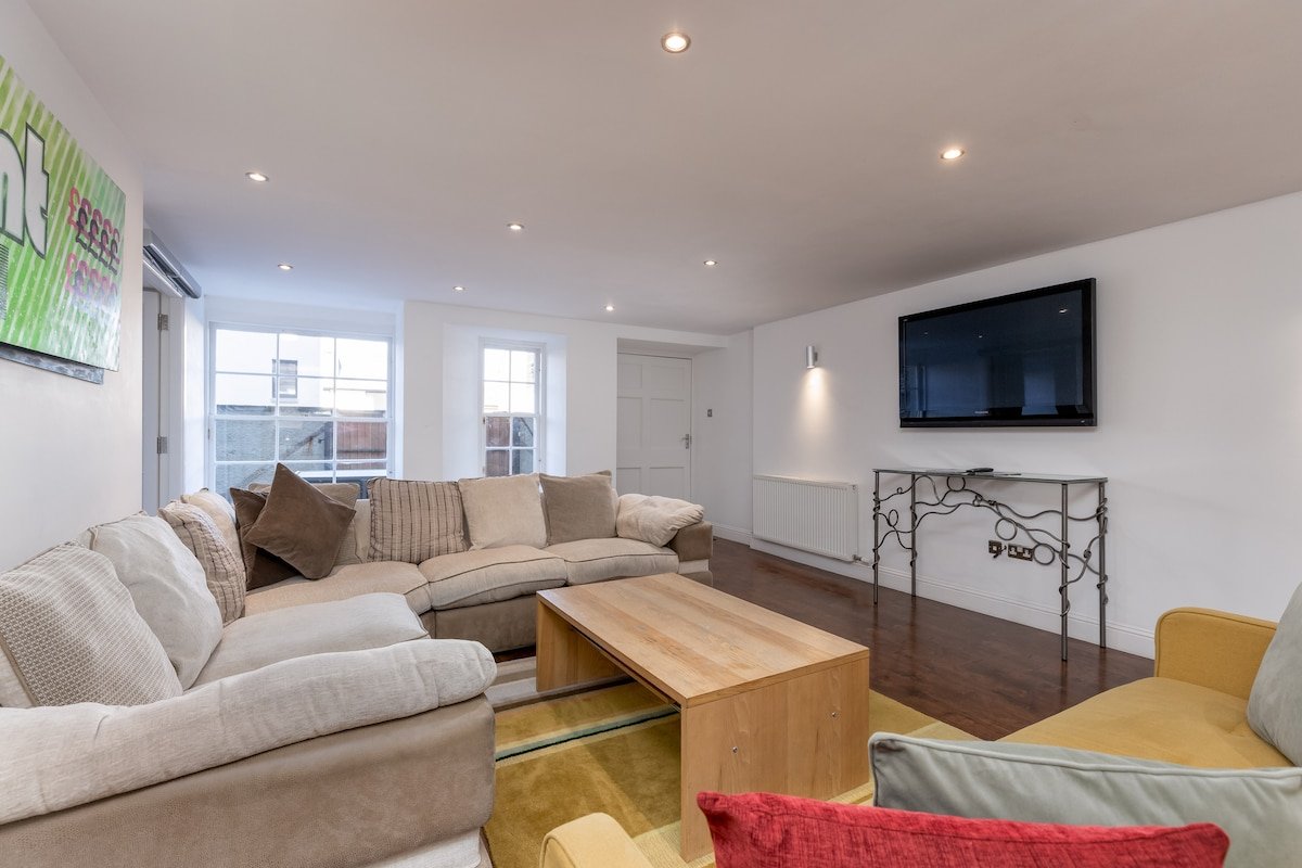 York Place City Centre 4 bedroom Duplex Apartment gallery image 2