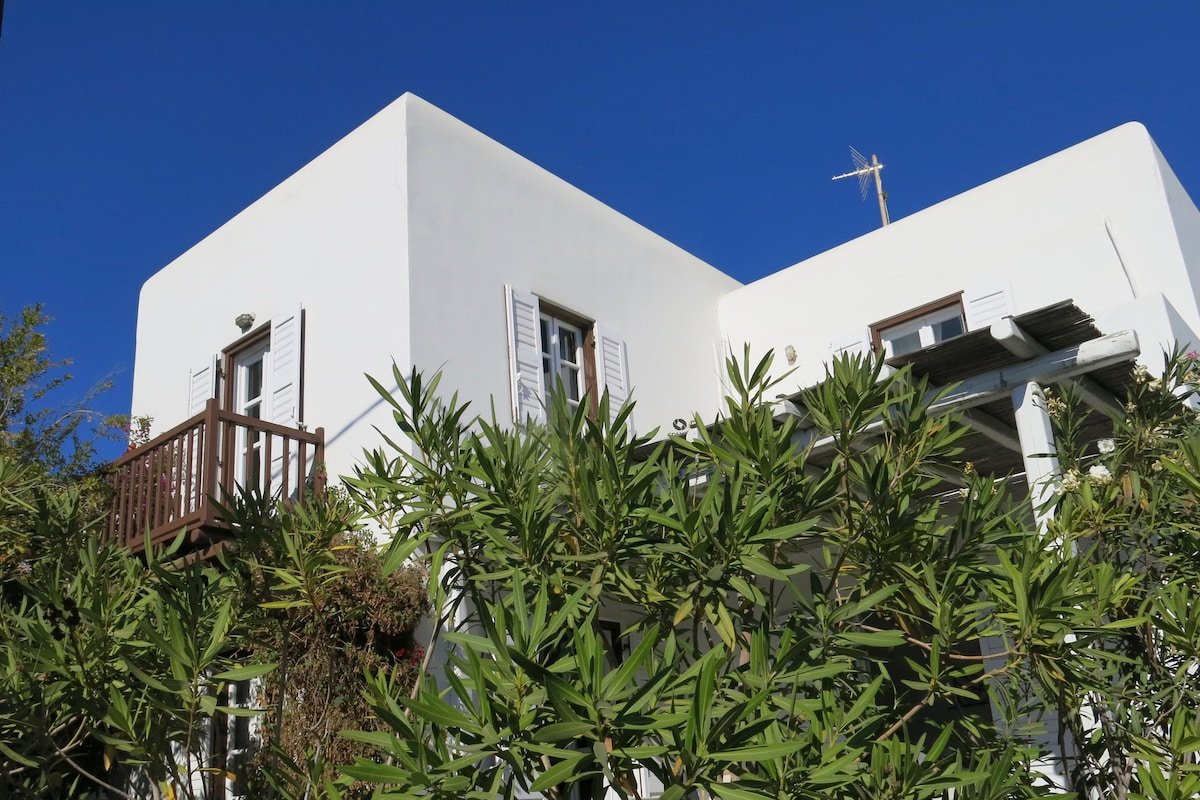 Mykonos Town Stylish 2 Bedroom Villa with Pool gallery image 2