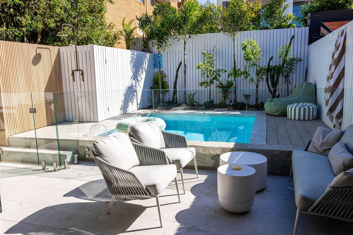 Bondi Beachside: renovated, 4bdrm, Pool, 2 Carpark gallery image 3