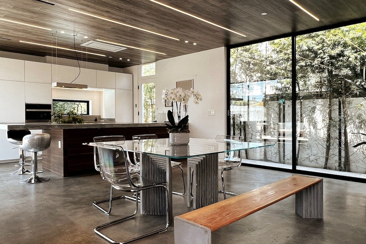 Luxurious Venice Beach Oasis Modern Home gallery image 5