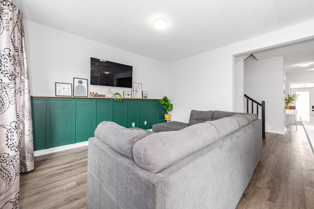 The Green Bohemian: 3beds, 3mins to CanTire Centre gallery image 3