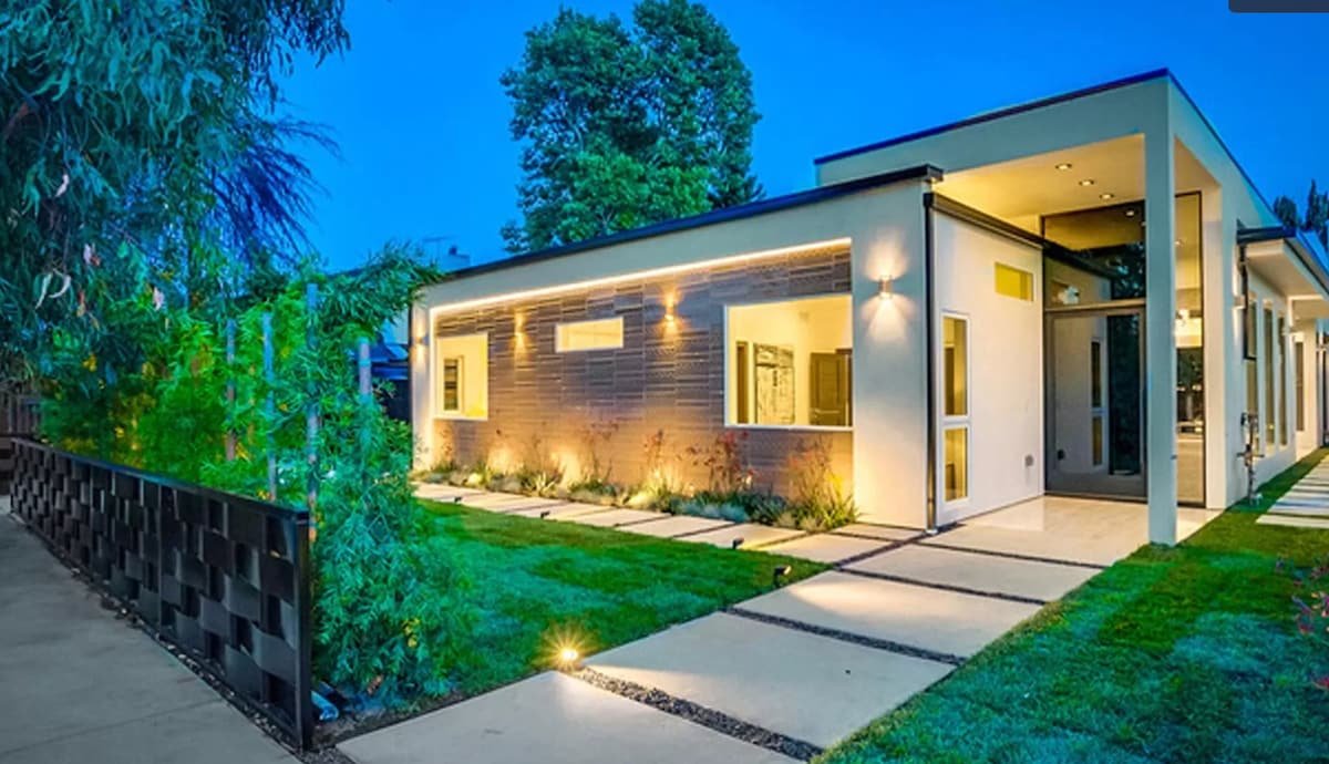 Modern Mini Mansion gallery image 4