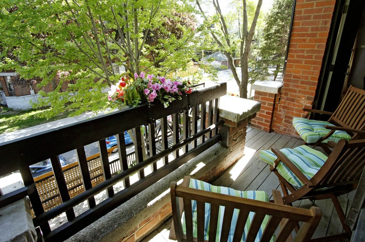 Spacious Loft w/ Victorian Charm & Balcony! gallery image 5