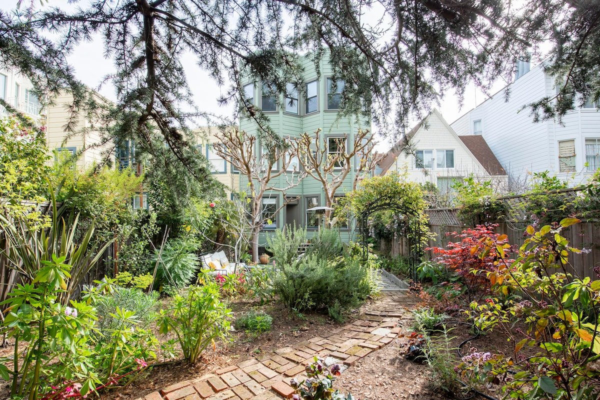 Light filled flat with a secret garden gallery image 5