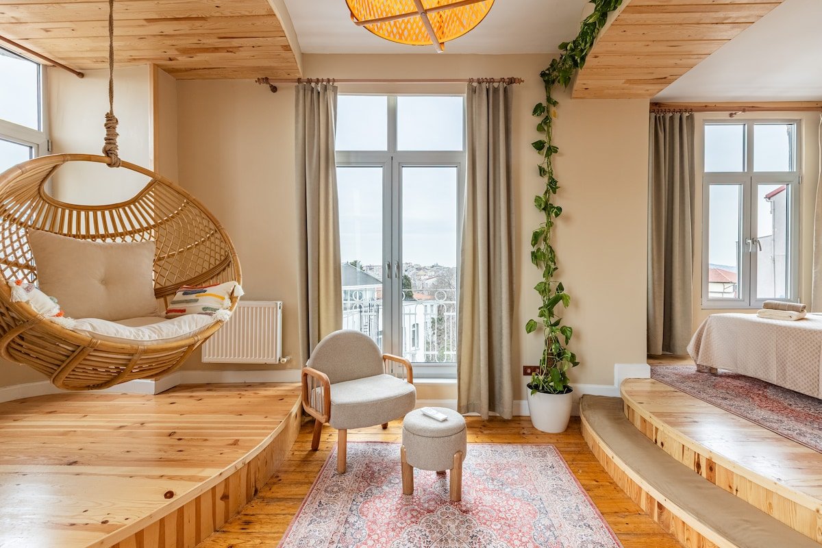 Urban Paradise: 4BR, 2BA, LR, Picturesque Views gallery image 4