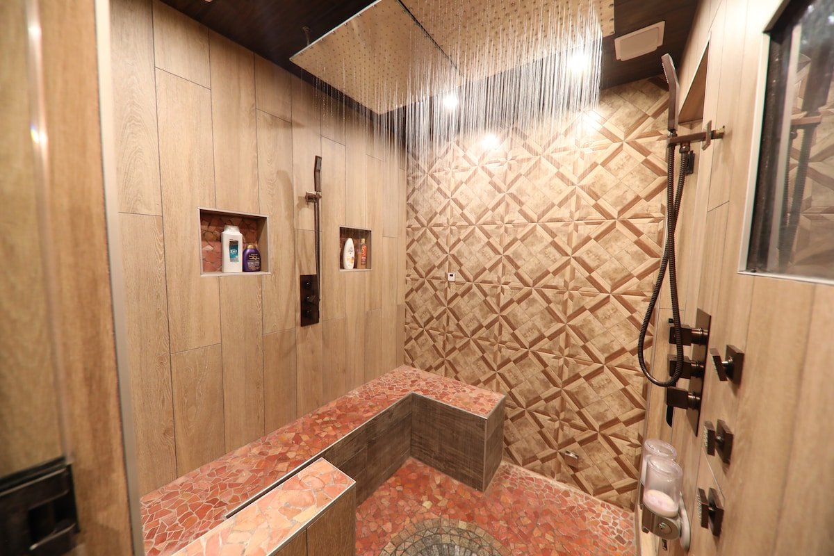 Broadway! 4br/2bth 2500sf Art Gallery/Steam Room gallery image 4