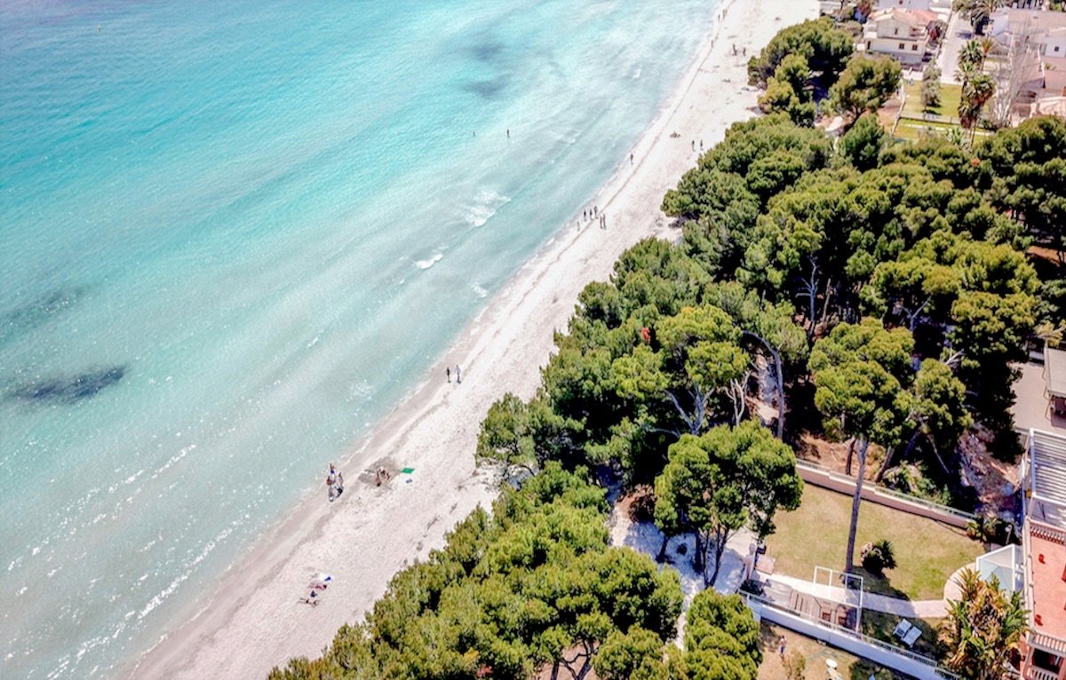 Maravillosa casa a pocos pasos de playa de muro gallery image 4