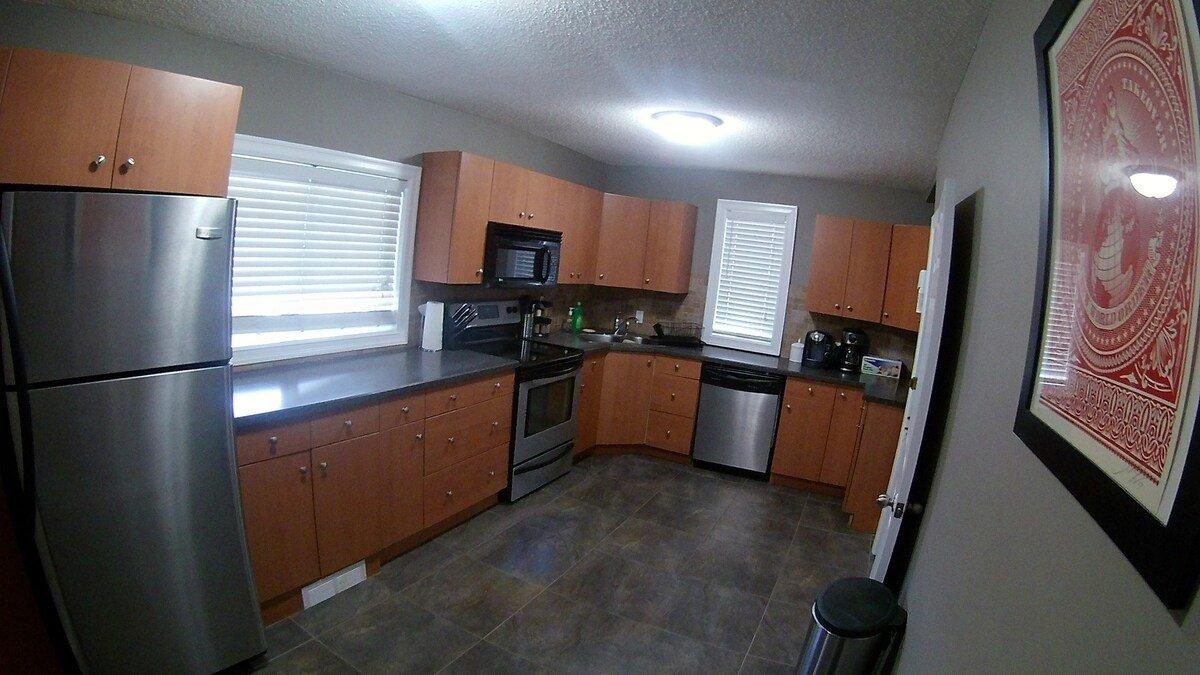 Contemporary 5 bedroom in St. Vital gallery image 4