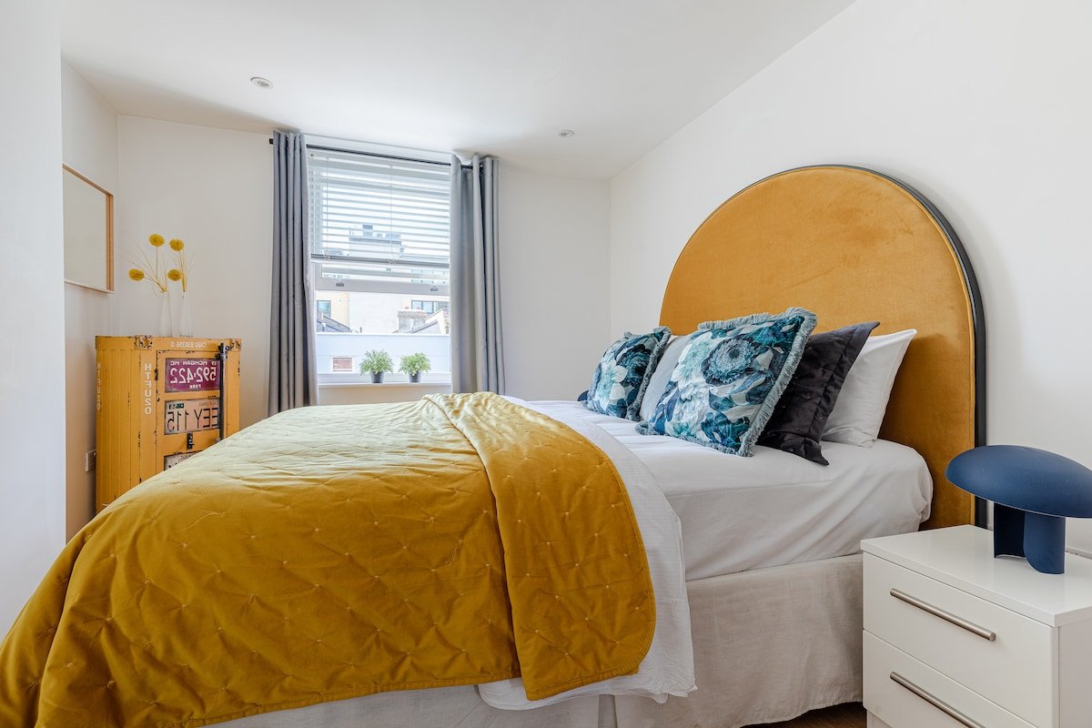 Off Oxford St: LUXxO Friends+Couples Design House gallery image 2