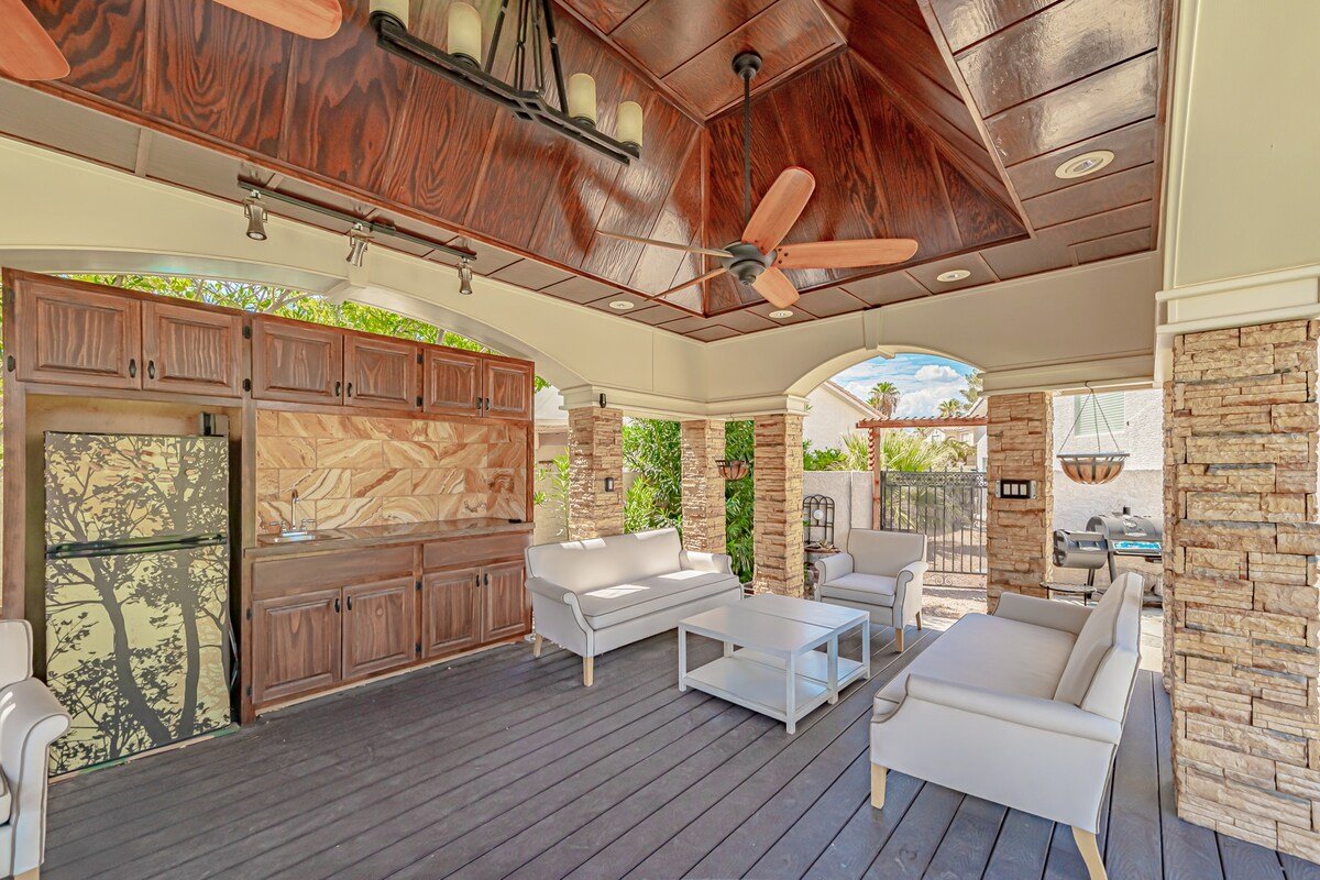 4K Beds, 3.5mi to strip! Pool wHeat/Mini Golf&Bbq! gallery image 3