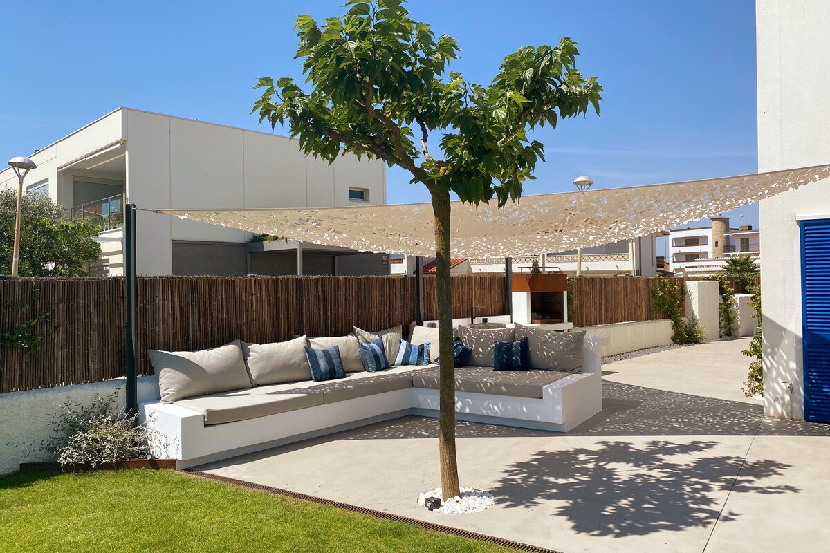 Premium beachfront villa in Costa Brava gallery image 4