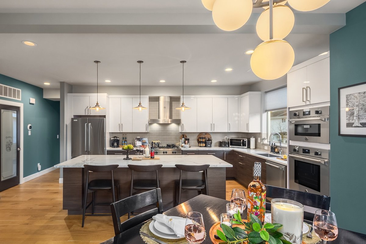 Luxury “Treehouse”! ~ 2 Hot Tubs ~ A/C ~ Game Room gallery image 4