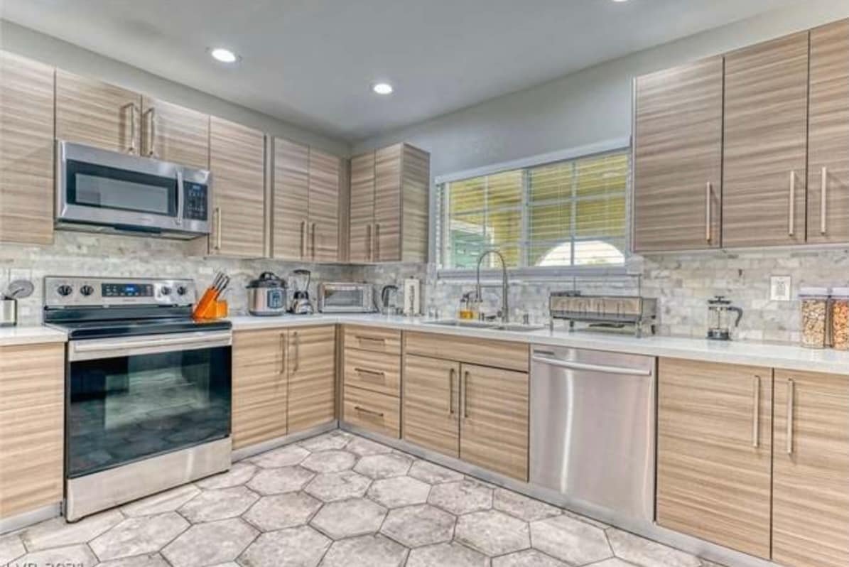 5br 3ba LV vacation home with pool- 3mi fr strip gallery image 3