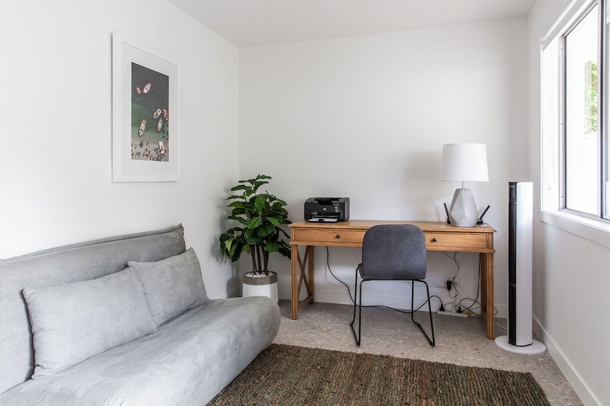 AL Sole – Designer home, pool, walk to beach gallery image 5