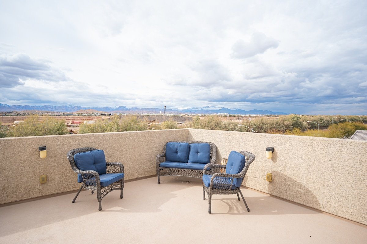 31 Day Minimum booking – Villa w/ Pool by STRIP gallery image 2