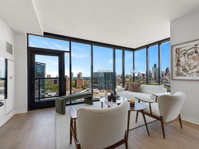 Lincoln Park Getaway: Skyline Views & Luxury