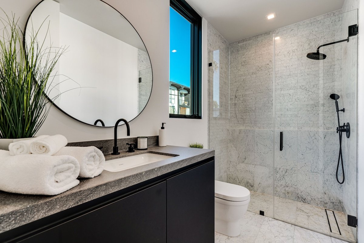 Modern, Resort-Style Home in West Hollywood gallery image 4