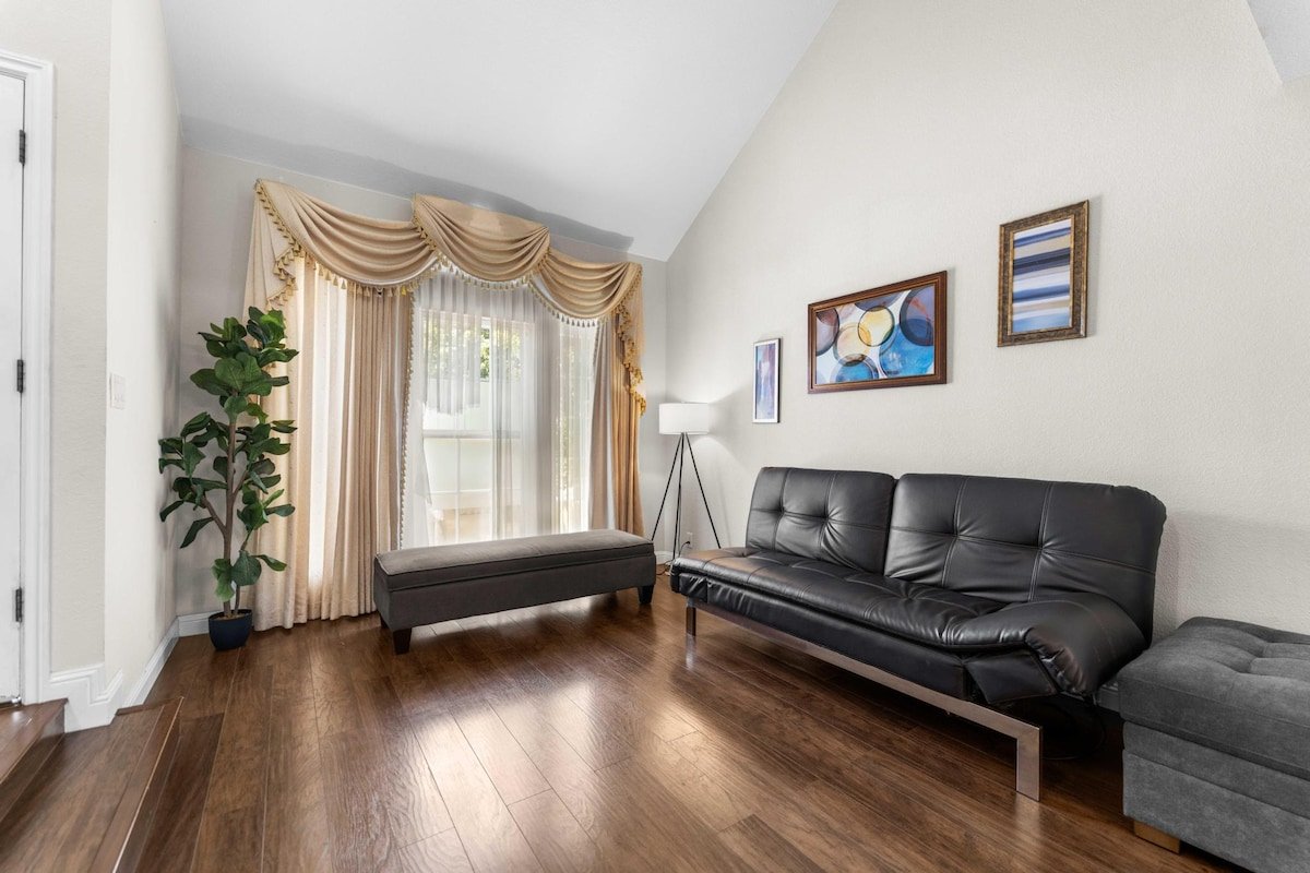 Large Modern Home in Evergreen gallery image 5