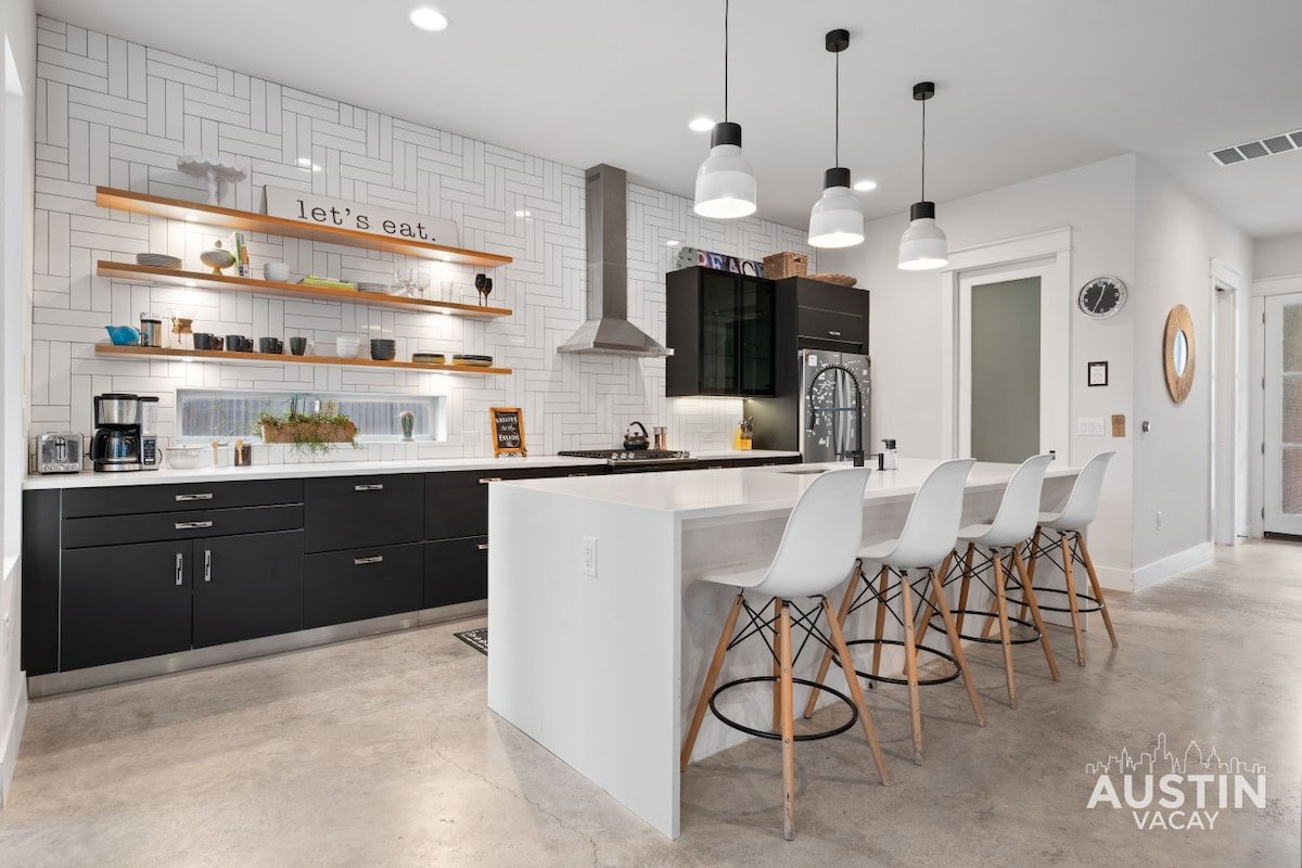 Picture-Perfect + Trendy Vibes Minutes From Rainey gallery image 3