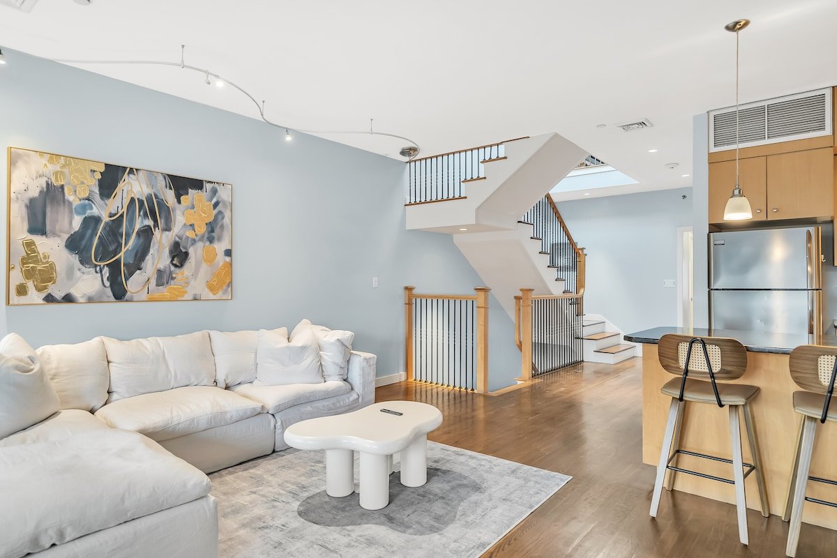 Penthouse, Parking, Private Deck, W/D, Back Bay! gallery image 3