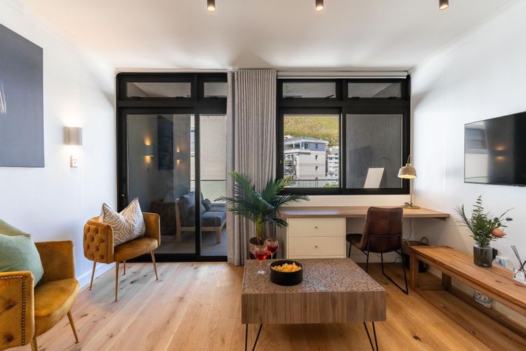 Jade Views Sea Point - Luxe Studio, balcony & views