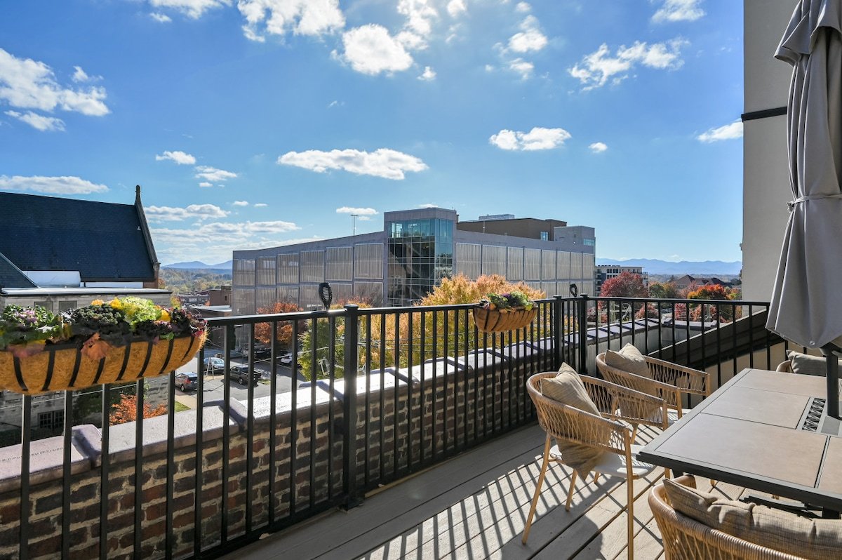 Art Deco Building Condo w/Private 50 ft Terrace gallery image 3