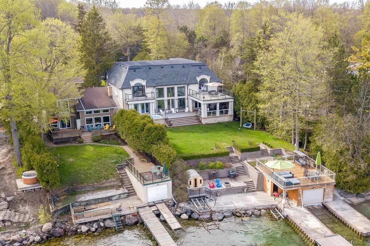 Luxury Waterfront Cottage gallery image 2