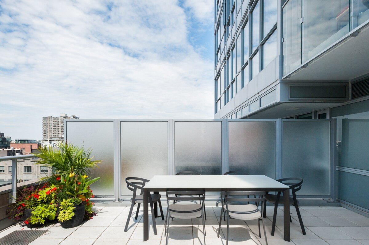 Luxurious 1000 sq ft Private Terrace 2 Bed Condo gallery image 4