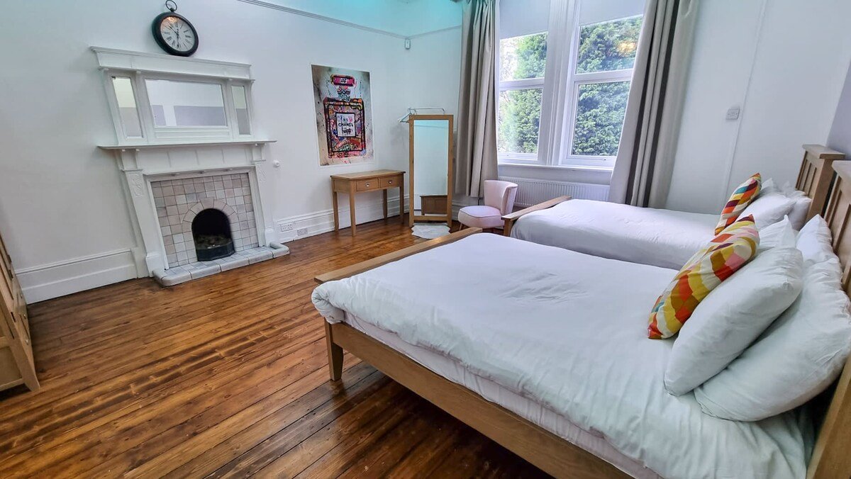 Sleeps 20 Ashton Mansion by City SuperHost gallery image 5