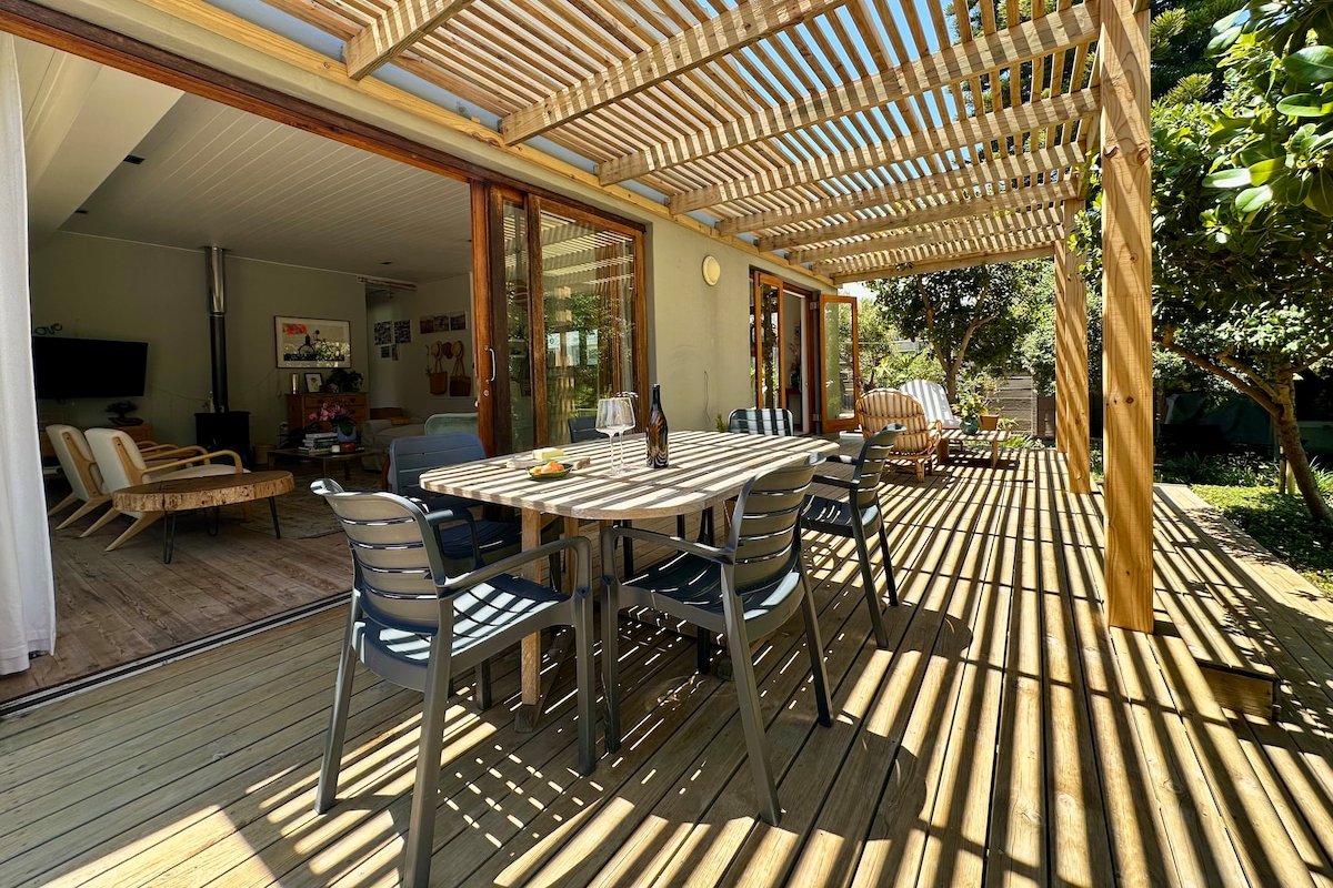 Large sunny open plan stylish home with fab garden gallery image 5