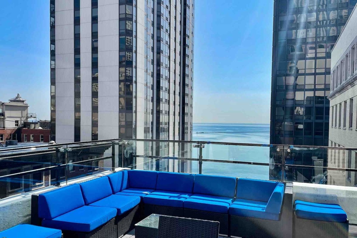 Modern MAG Mile 2BD/2BA (+Parking/Rooftop) gallery image 5