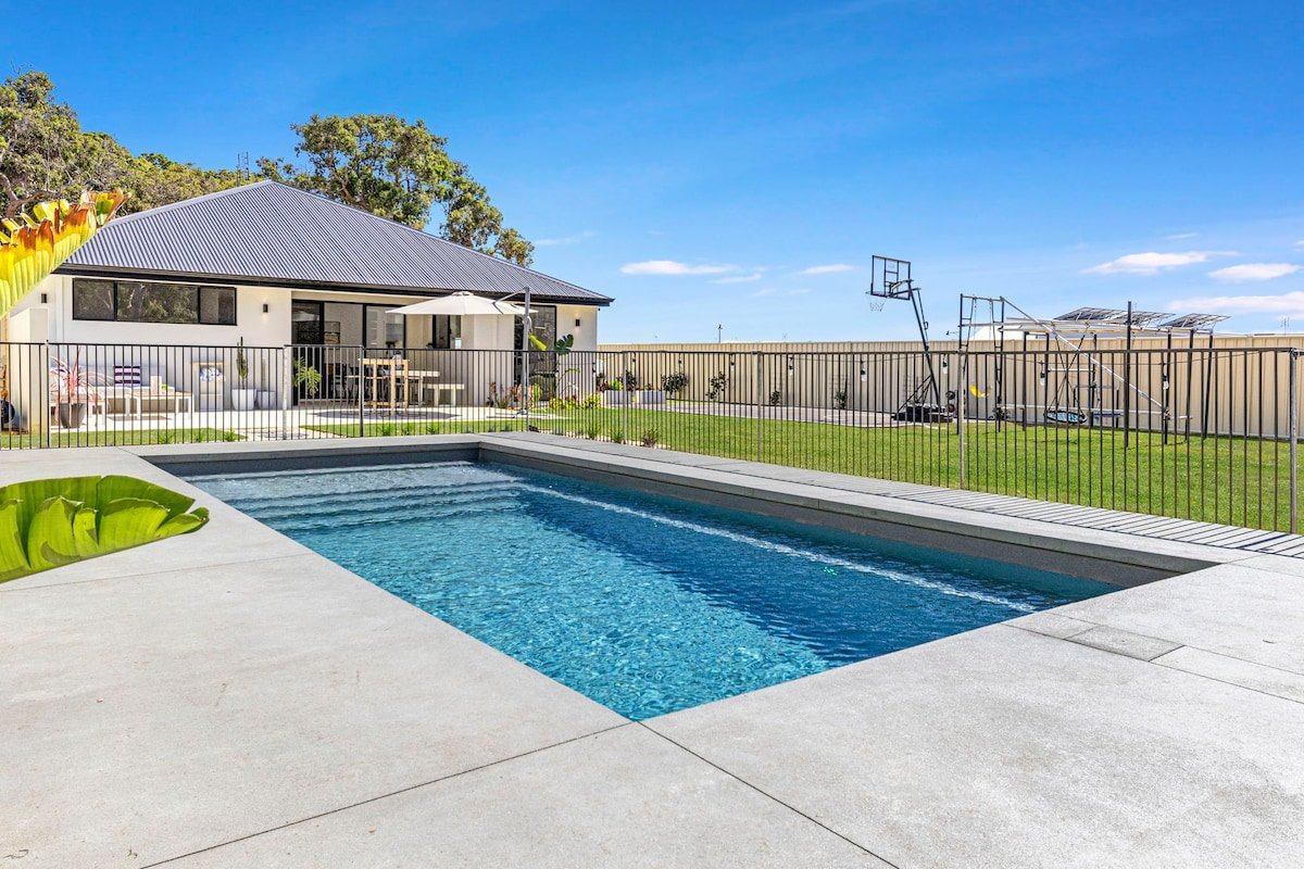 Poolside Paradise gallery image 2