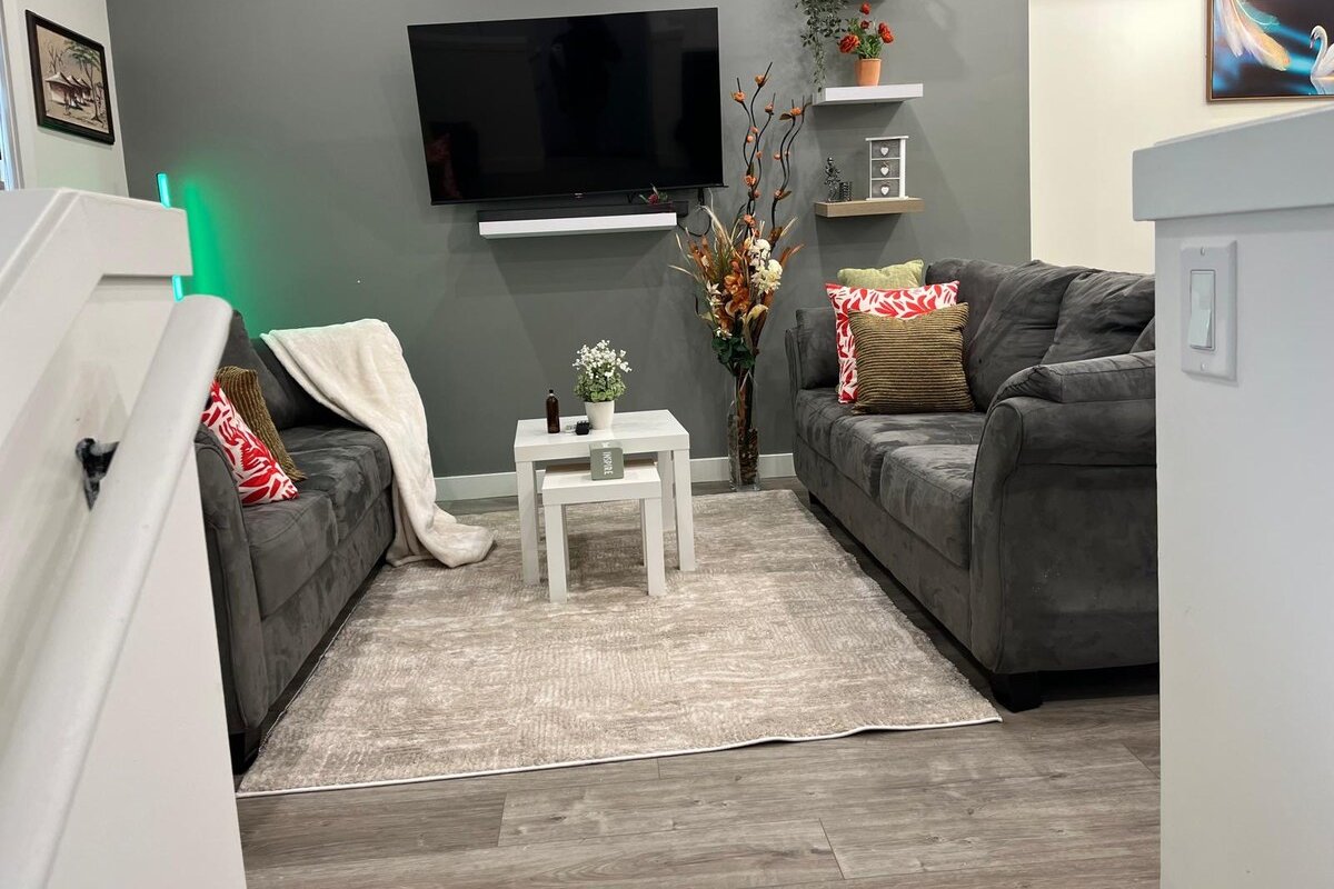 Upper Suite Haven- Near Airport gallery image 5