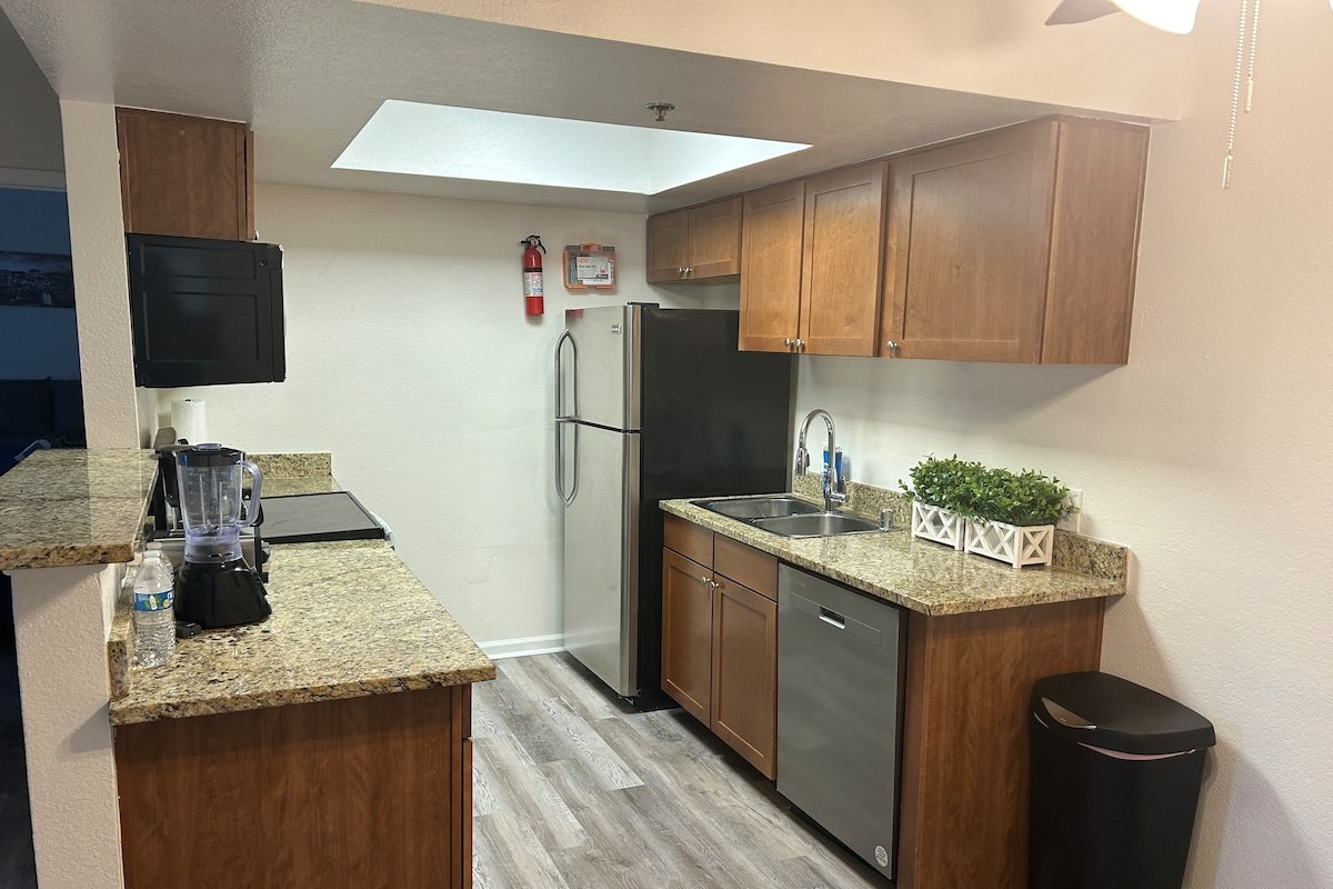 Spacious and remodeled no resort or parking fees gallery image 4