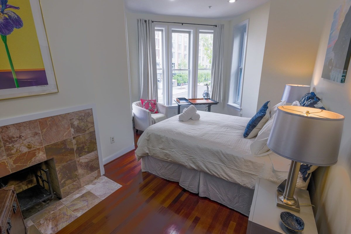 Above Maxwell Wine Bar – Super Central 2Bed 2Bath! gallery image 4