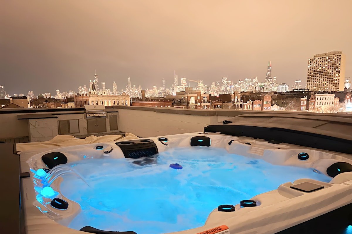 Luxury Condo w/ HOT TUB and Stunning Roof Top Deck gallery image 3