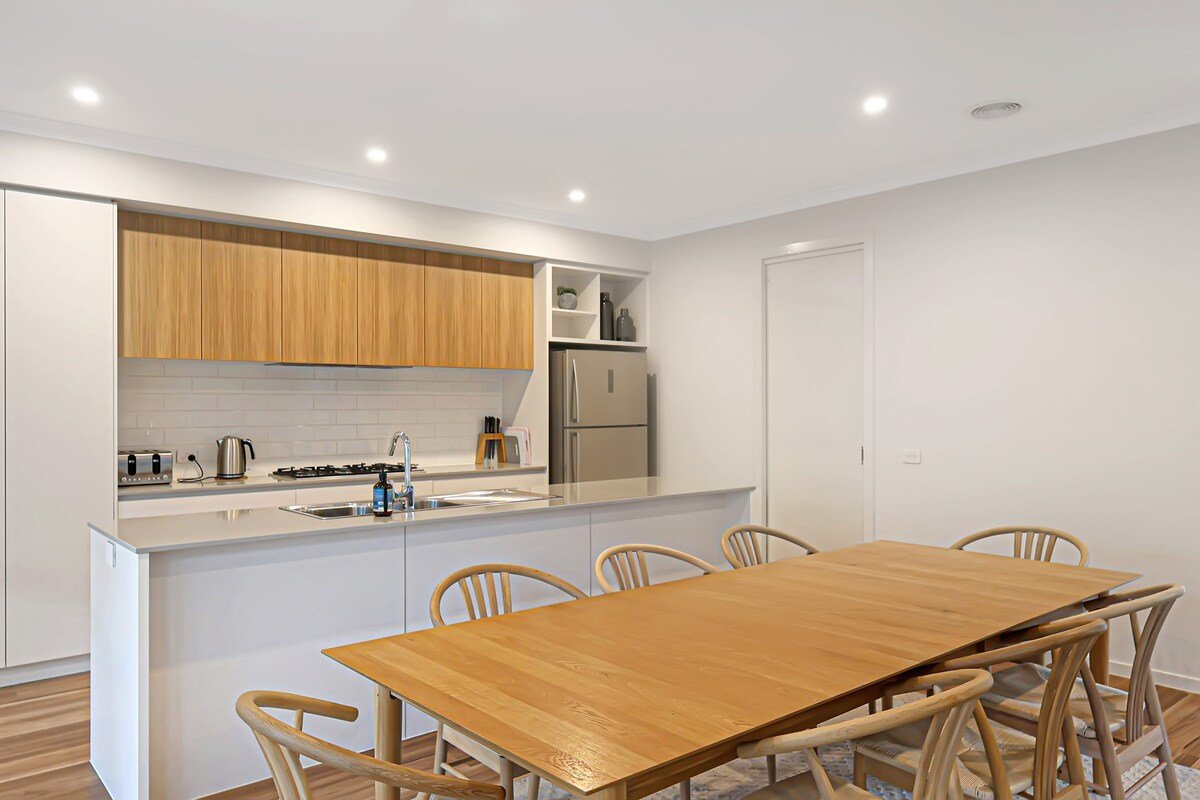 Madeley Family Getaway- Sleeping 8, central, a/c gallery image 5