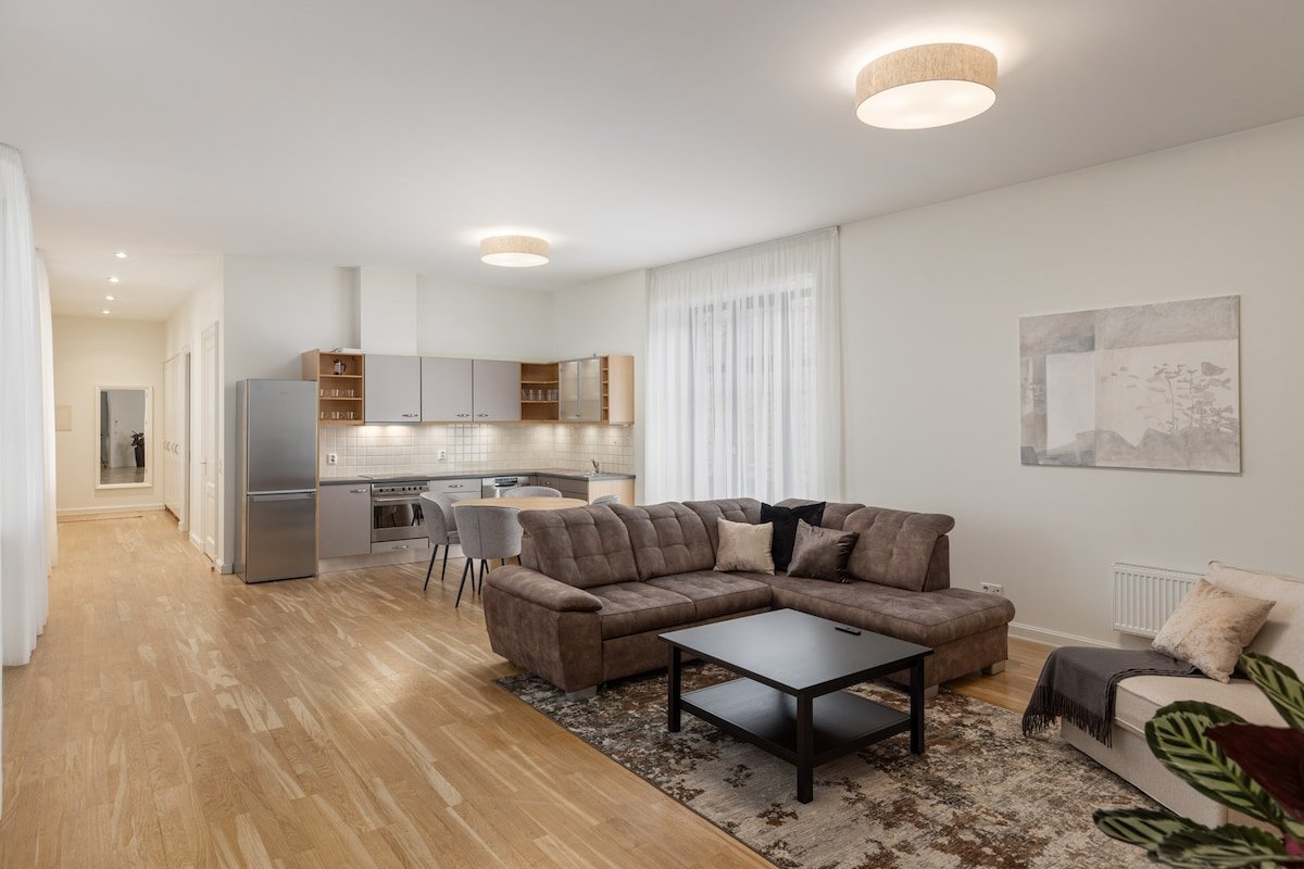 Spacious 2 bedroom Old Town apartment w/ AC gallery image 2