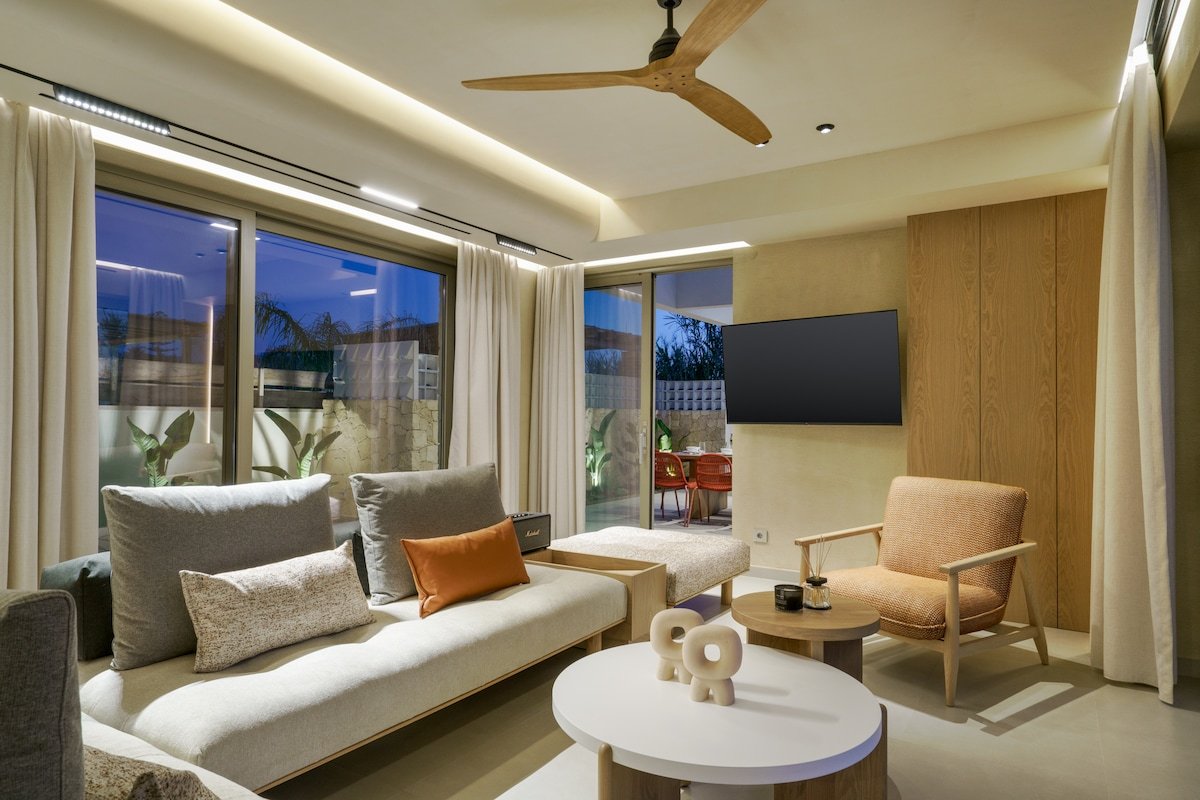 Beachfront Villa with heated Pool/Hot Tub/Playroom gallery image 5