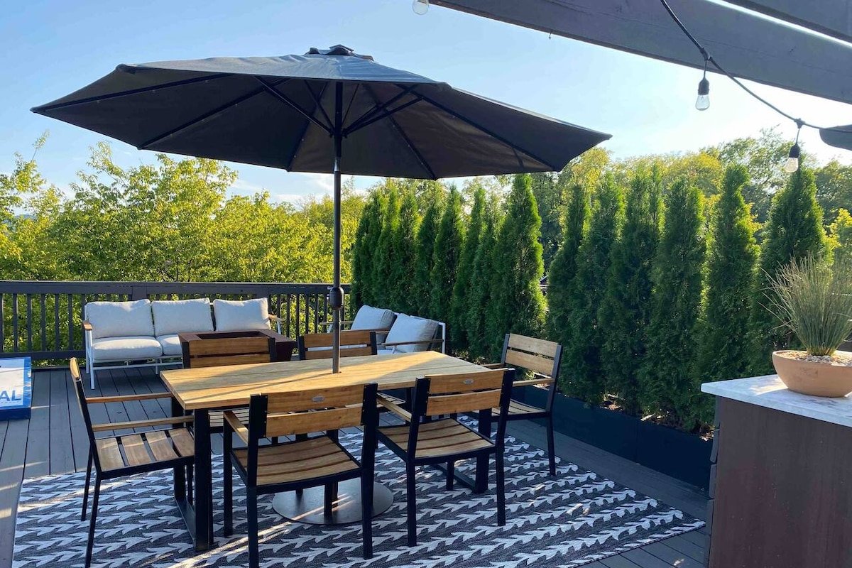 Spacious retreat near 12 South w/ BBQ gallery image 2