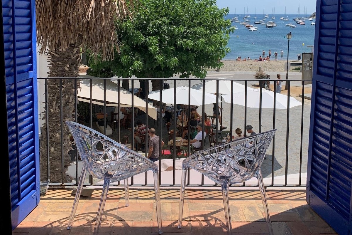 Charming spacious beachfront apartment gallery image 3