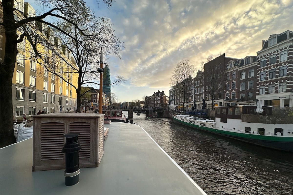 Amsterdam Houseboat gallery image 2